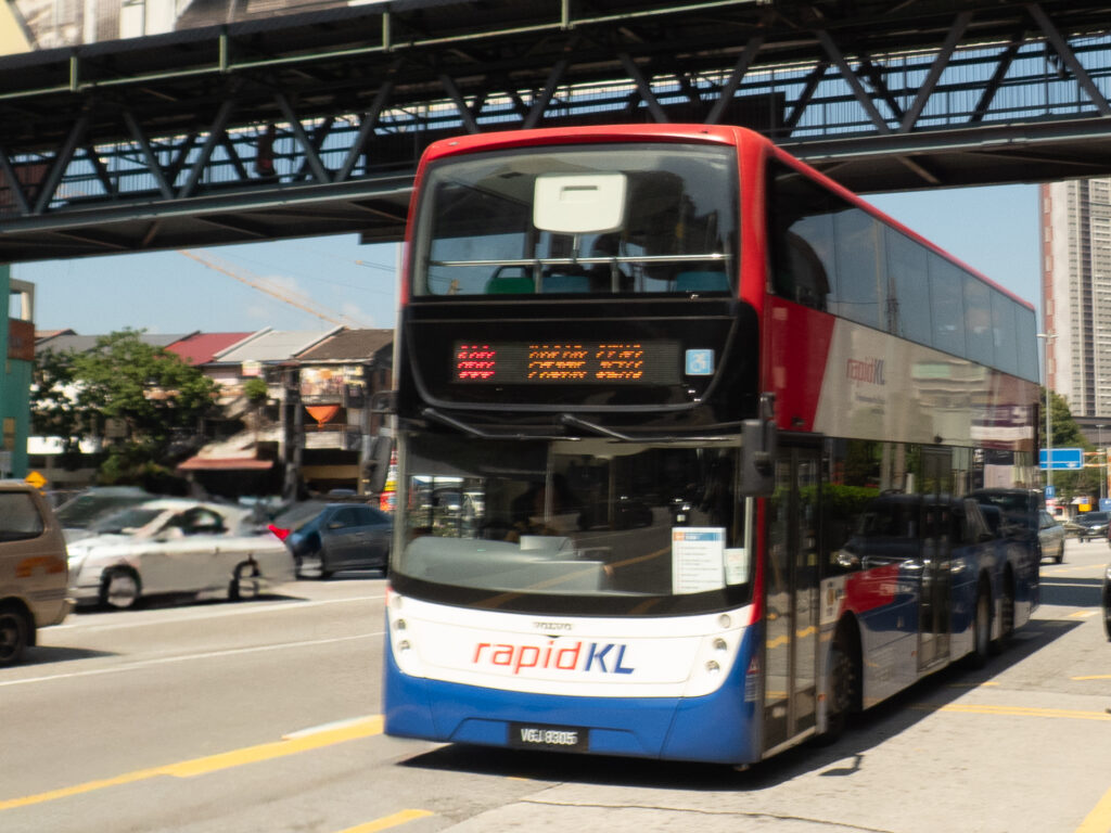2階建てバスもあるRapid KLバス