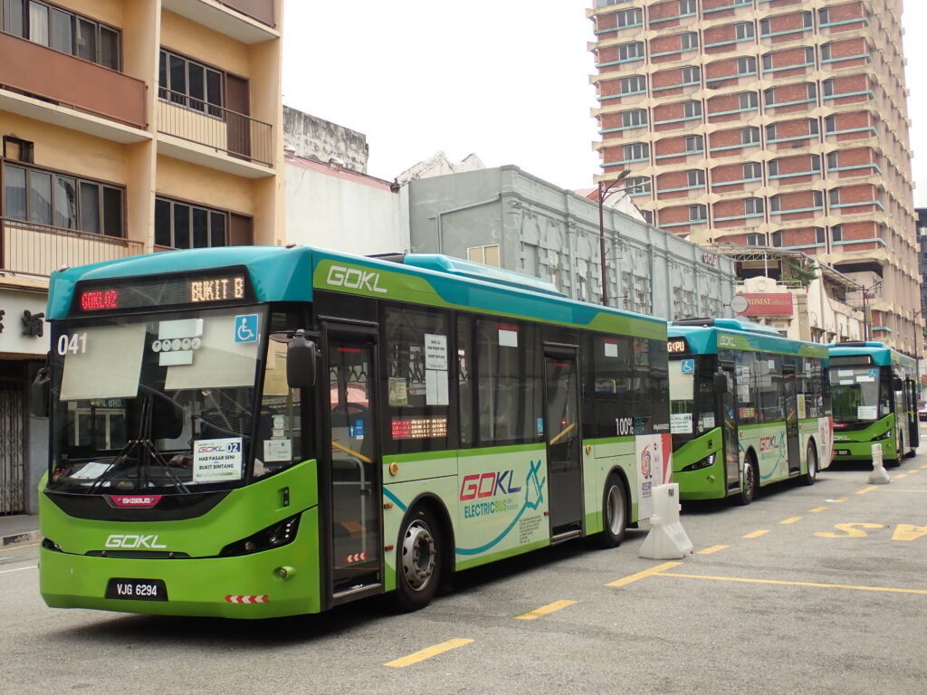 市内の観光スポットなどを回る電気自動車バスGo KLバス