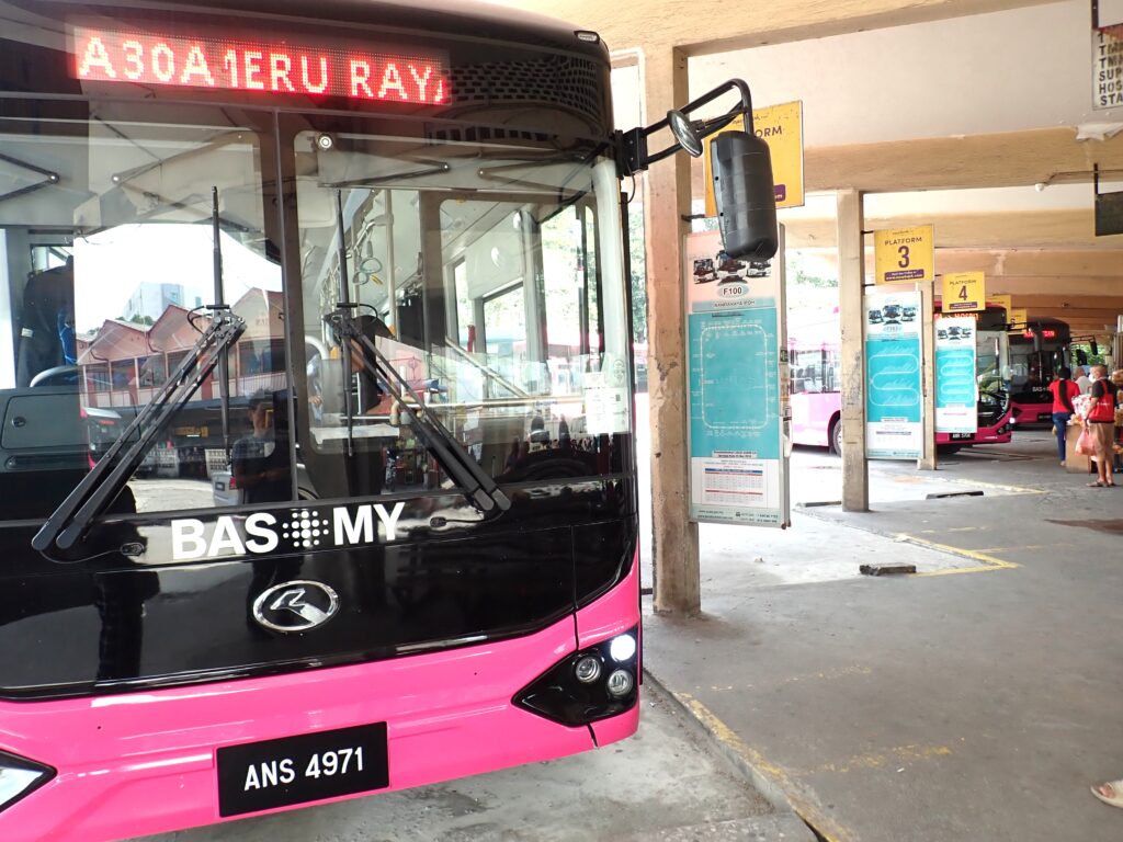 イポー市内を走るバス。長距離バス発着所まで行くことが出来る