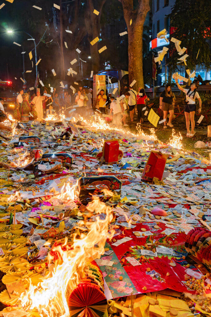 紙銭などが一斉に燃やされる
