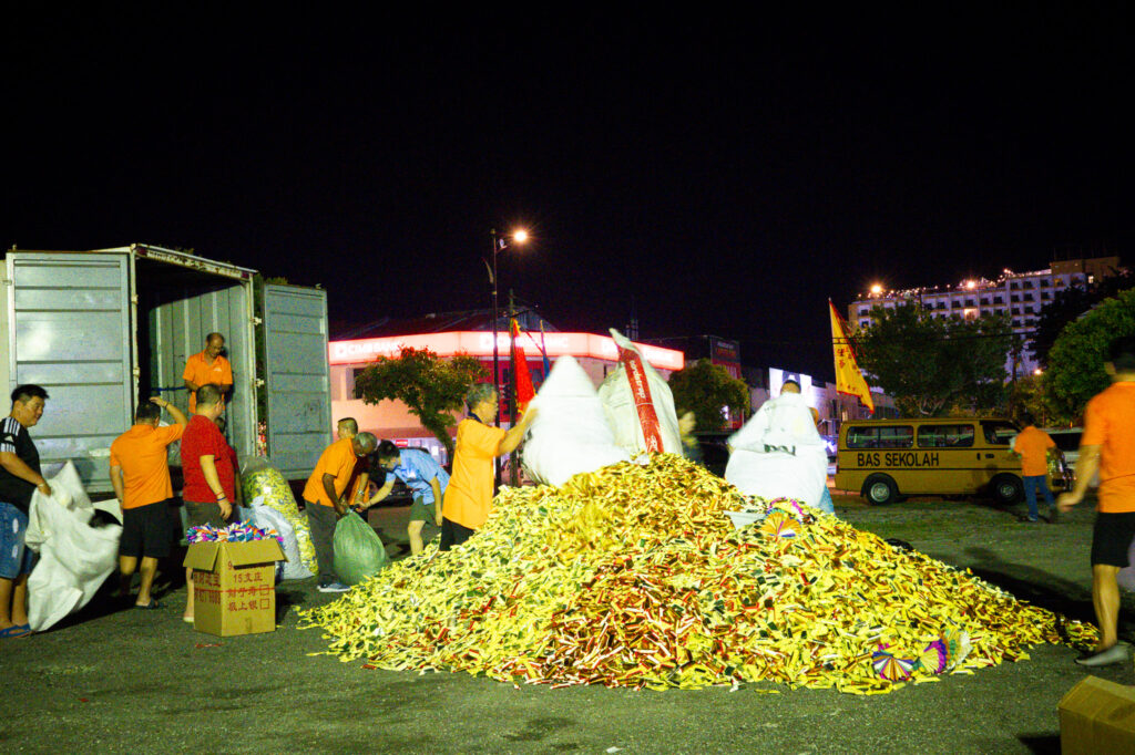 うず高く積み上げられた紙銭