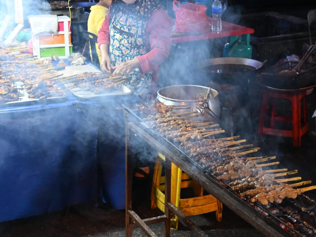 ナイトマーケットで売られている大ぶりな焼き鳥