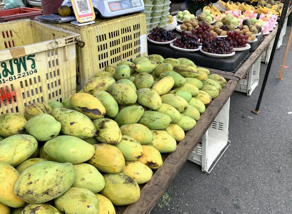 マンゴなどの南国フルーツも並ぶ