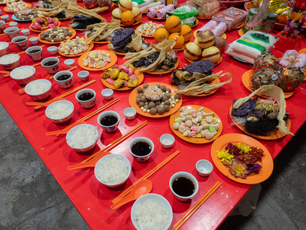 様々なお供え物が並べられる