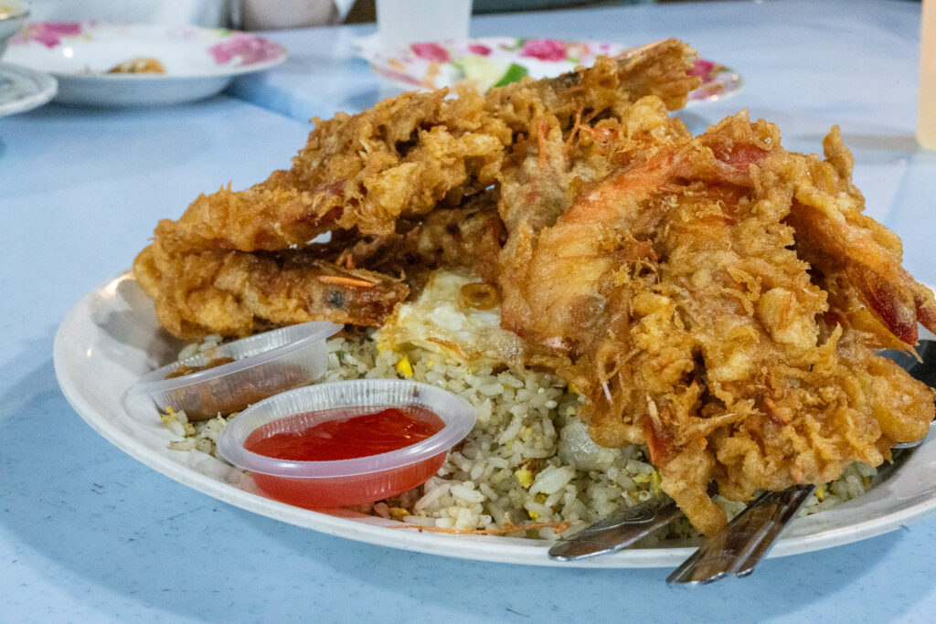数多くの海老フライで埋まる海老チャーハン