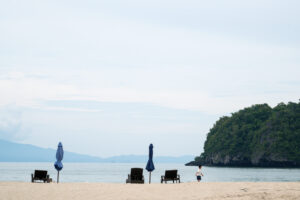 白い砂浜のタンジュンルービーチ