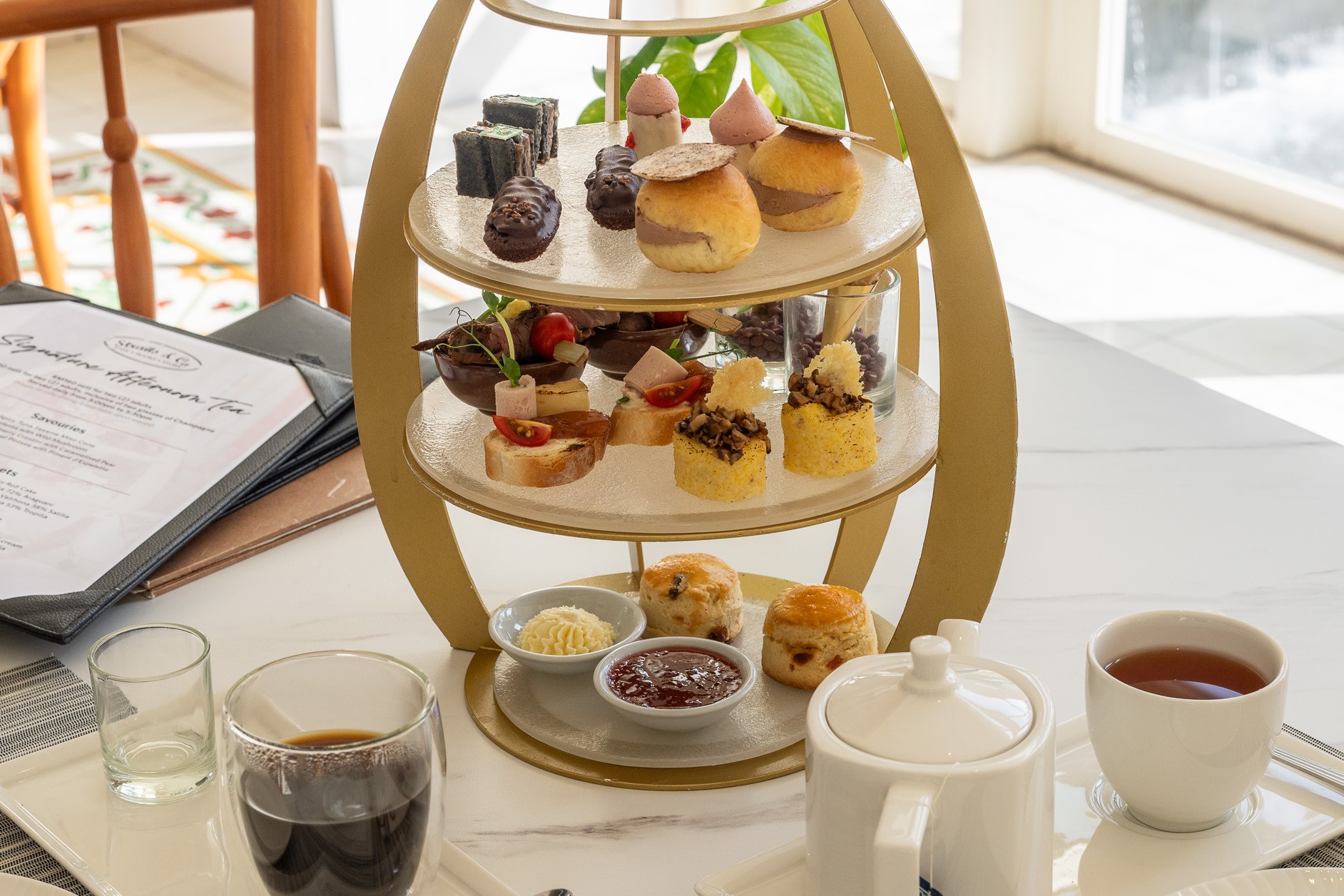 ランカウイの豪華ホテルでアフターヌーンティーを楽しむ