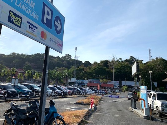 フェリー乗り場や空港の駐車場は入り口の車のナンバーが自動で読み取られる