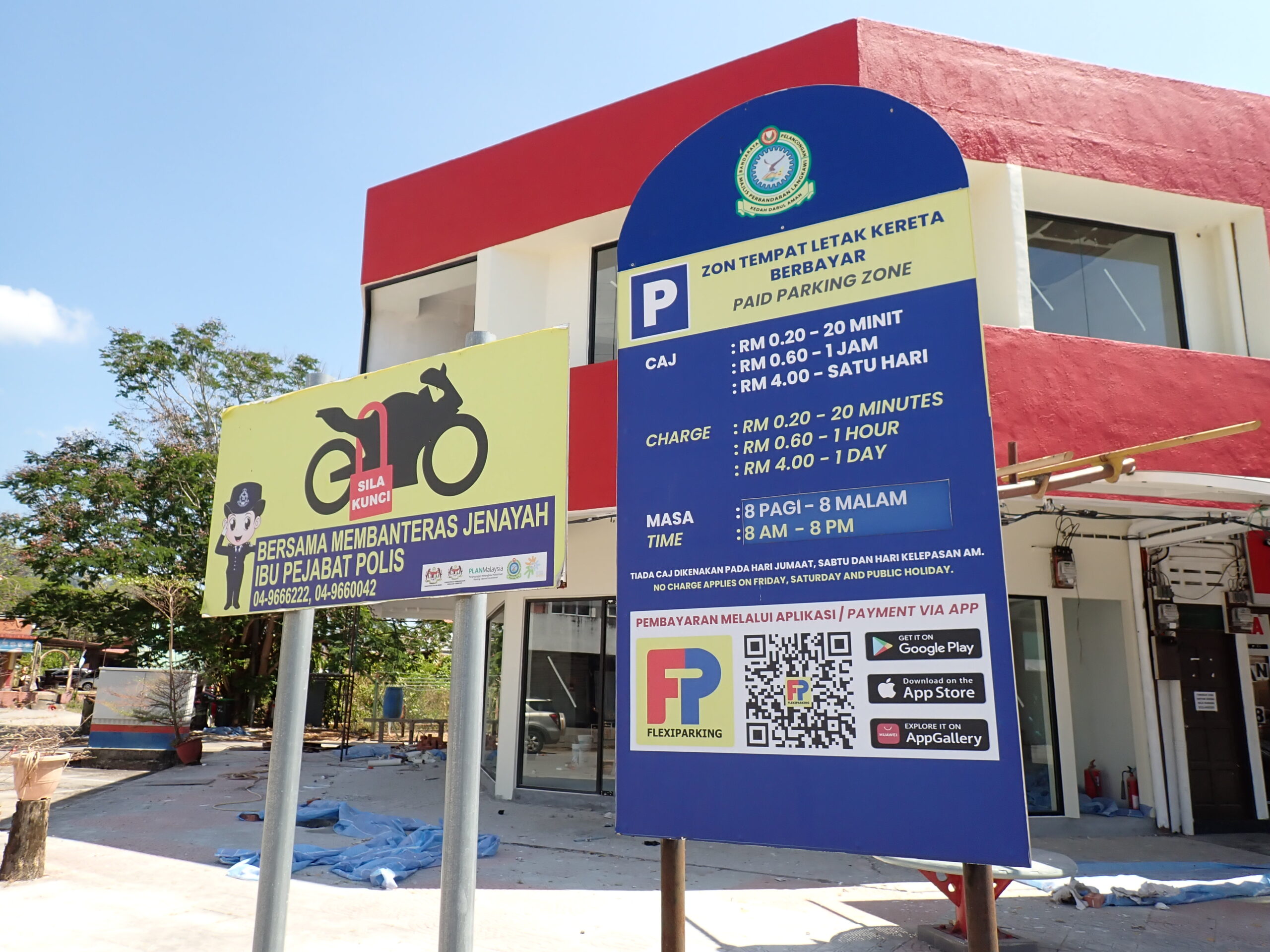 ランカウイの商業地では公道に駐車スペースが設けられているところが多い