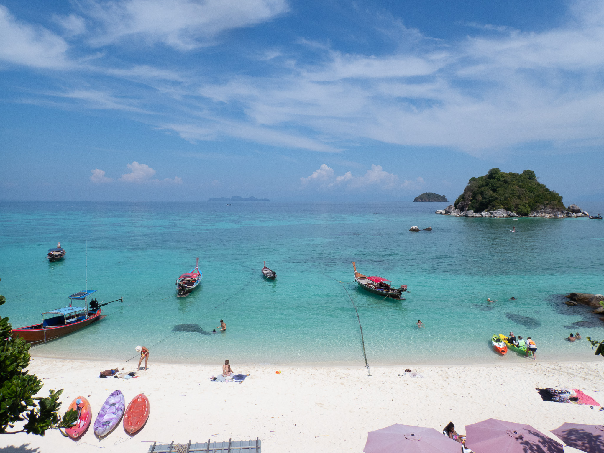 透明度の高い海と白い砂浜のビーチが美しいタイのリペ島